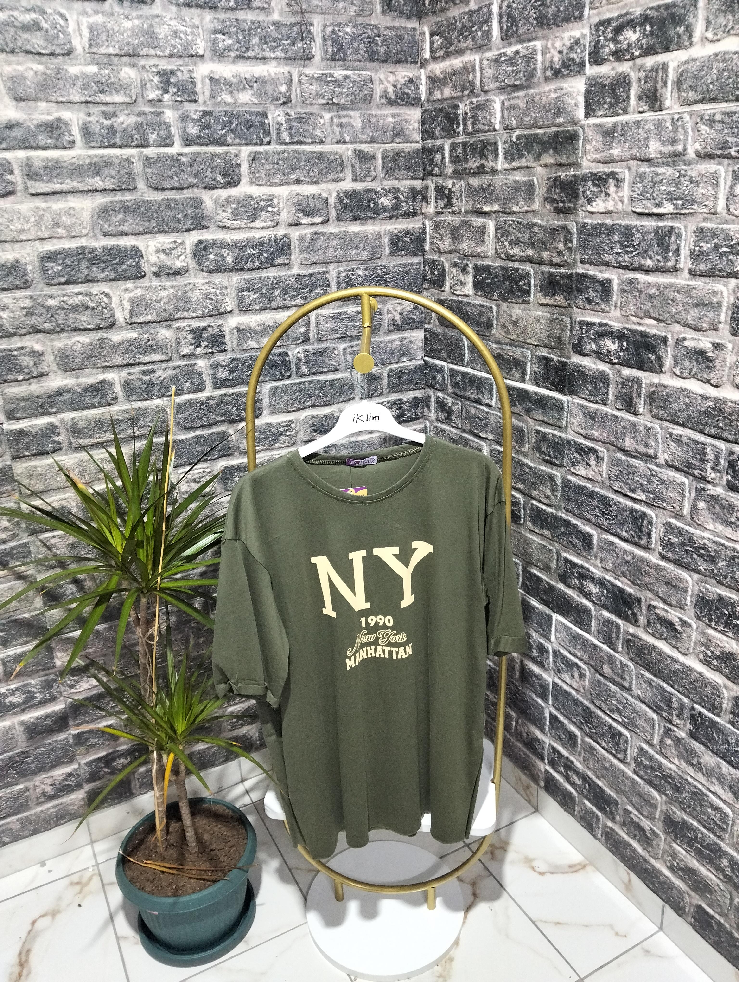 Yeşil baskılı tşört